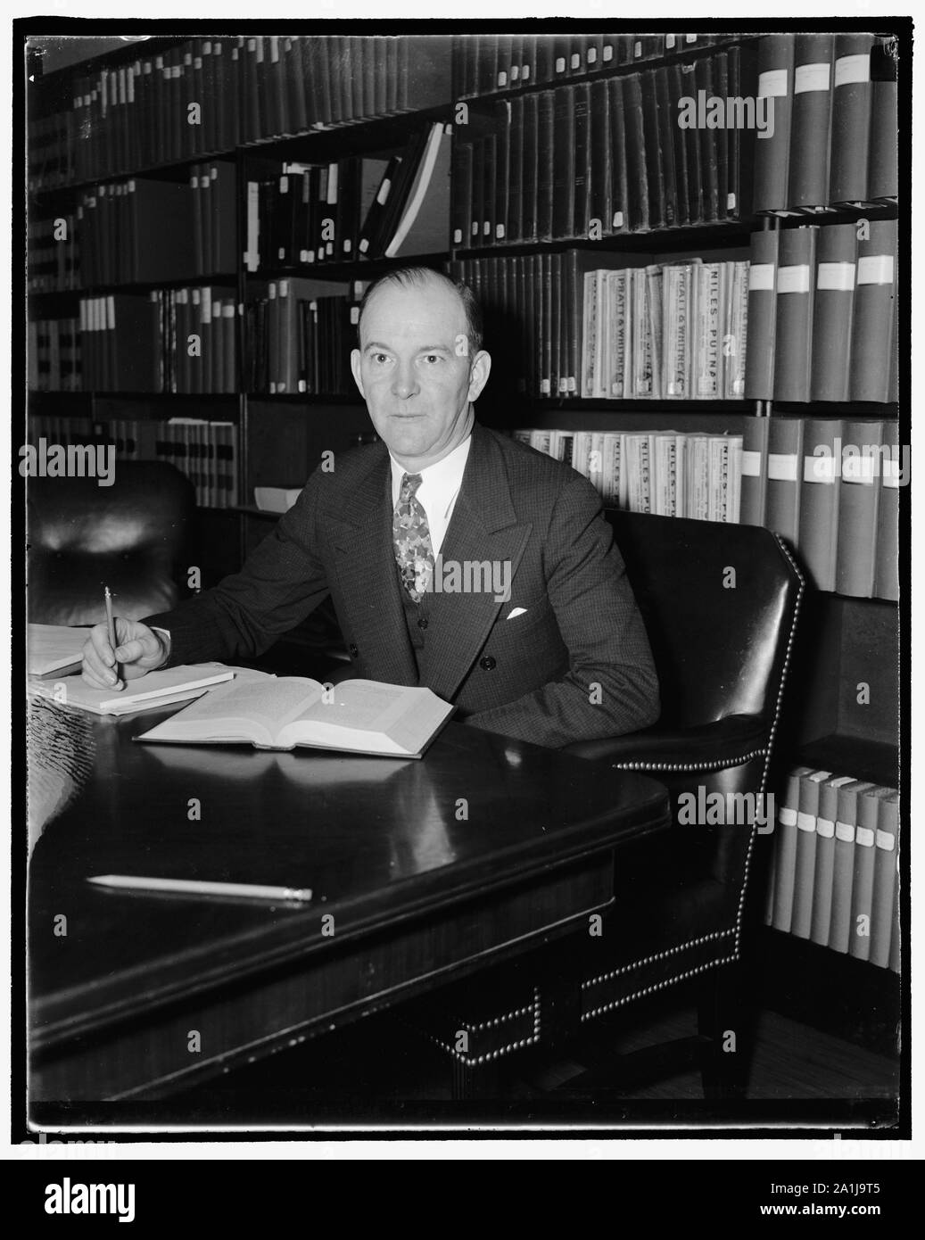 Nommé directeur de l'assurance-chômage de fer. Washington, D.C., le 3 octobre. La Railroad Retirement Board a annoncé aujourd'hui la nomination de James Gordon Robinson en tant que directeur de l'assurance-chômage de fer. Il a été choisi pour le poste de l'appel d'examen effectué par l'United States Civil Service Commission, la première jamais organisée pour dix mille dollars par année poste administratif. M. Robinson est né à Pittsburgh, PA. en 1895 et a étudié aux Etats-Unis et à l'étranger, y compris une période comme King's Scholar, Skerry's College, Belfast, Irlande, 10/3/38 Banque D'Images