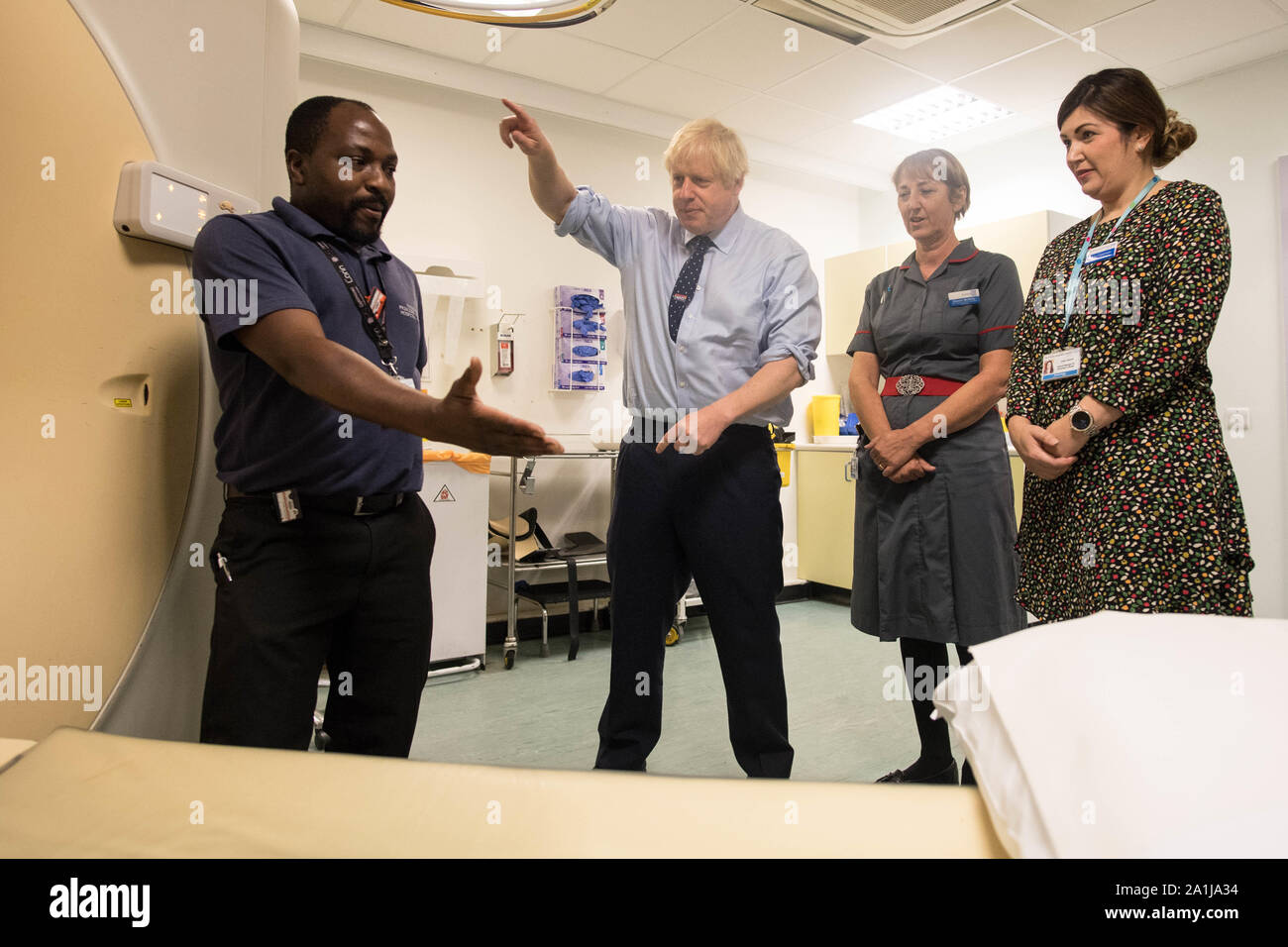 Premier ministre Boris Johnson rencontre le personnel et voit un scanner IRM au cours d'une visite à l'hôpital Princess Alexandra à Harlow, Essex de l'annonce, le matériel d'examen du nouveau patient. PA Photo. Photo date : vendredi 27 septembre, 2019. Le premier ministre s'engage une révision de dépistage du cancer, avec le financement de 300 machines de diagnostic dans les hôpitaux à travers l'Angleterre. Voir la politique histoire Brexit PA. Crédit photo doit se lire : Stefan Rousseau/PA Wire Banque D'Images