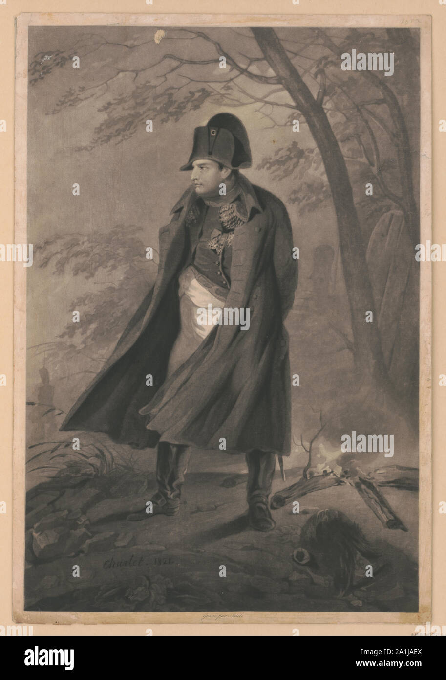 Napoléon Ier, portrait en pied, debout, face à la gauche, le port de long  manteau, avec les mains derrière le dos, dans une zone boisée, balayé par  le vent avec un petit