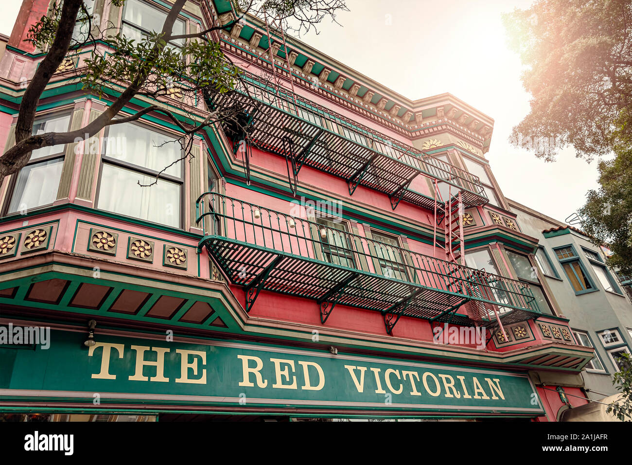 San Francisco, CA, USA, Octobre 2016 : façade de l'hôtel victorien historique rouge dans le quartier de Haight Ashbury à San Francisco Banque D'Images