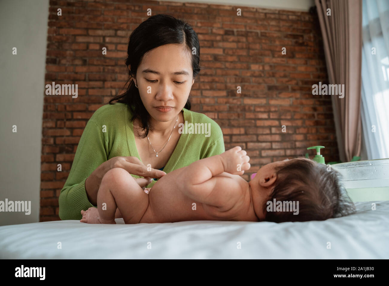 Mere Asiatique Petit Bebe Nombril Nettoyage Photo Stock Alamy