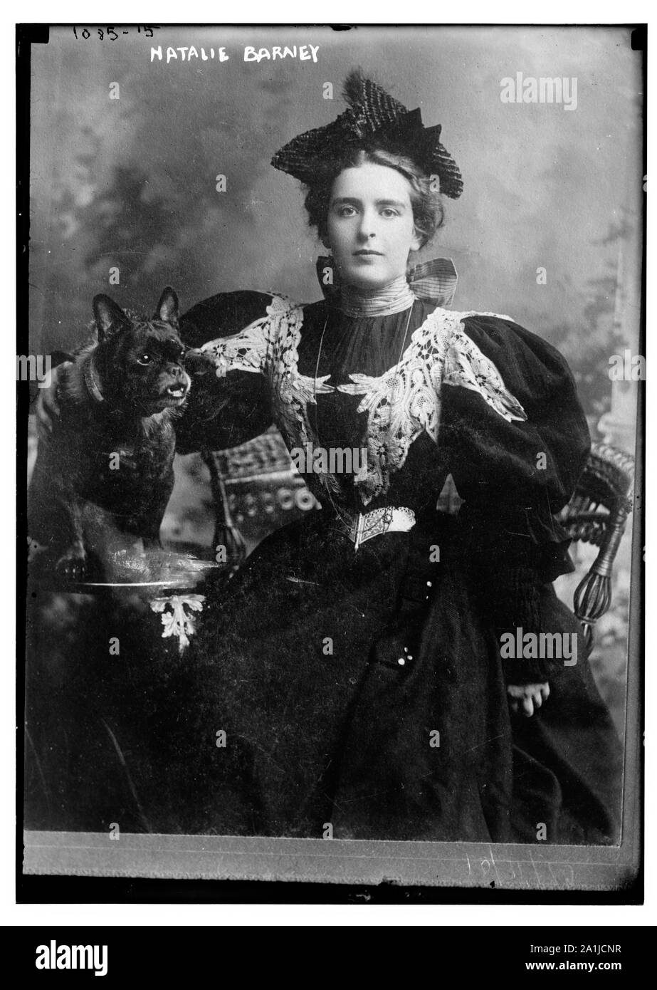 Natalie Barney assis avec chien Banque D'Images