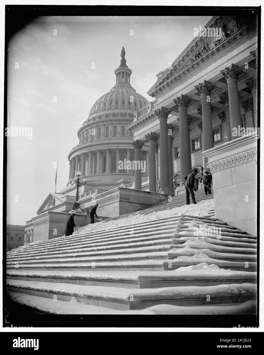 Capitole National creuse hors de la neige. Washington, D.C., le 14 janvier. Près de cinq pouces de neige ont recouvert la ville hier, suivi par le grésil. Marches glacées faites l'aller vers et depuis la capitale jusqu'à ce difficile des ouvriers est arrivé ce matin et grattées à l'écart la menace, 1/14/39 Banque D'Images