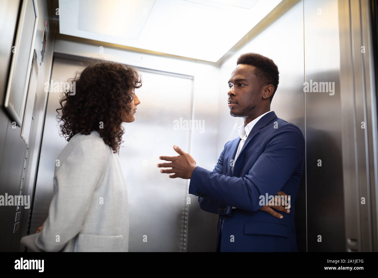 Les jeunes entrepreneurs africains ayant Conversation dans l'Ascenseur Banque D'Images