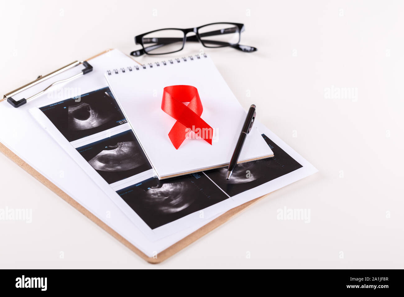 Antécédents médicaux avec X-ray lunettes, ruban rouge et le bloc-notes, la Journée mondiale contre le cancer concept Banque D'Images