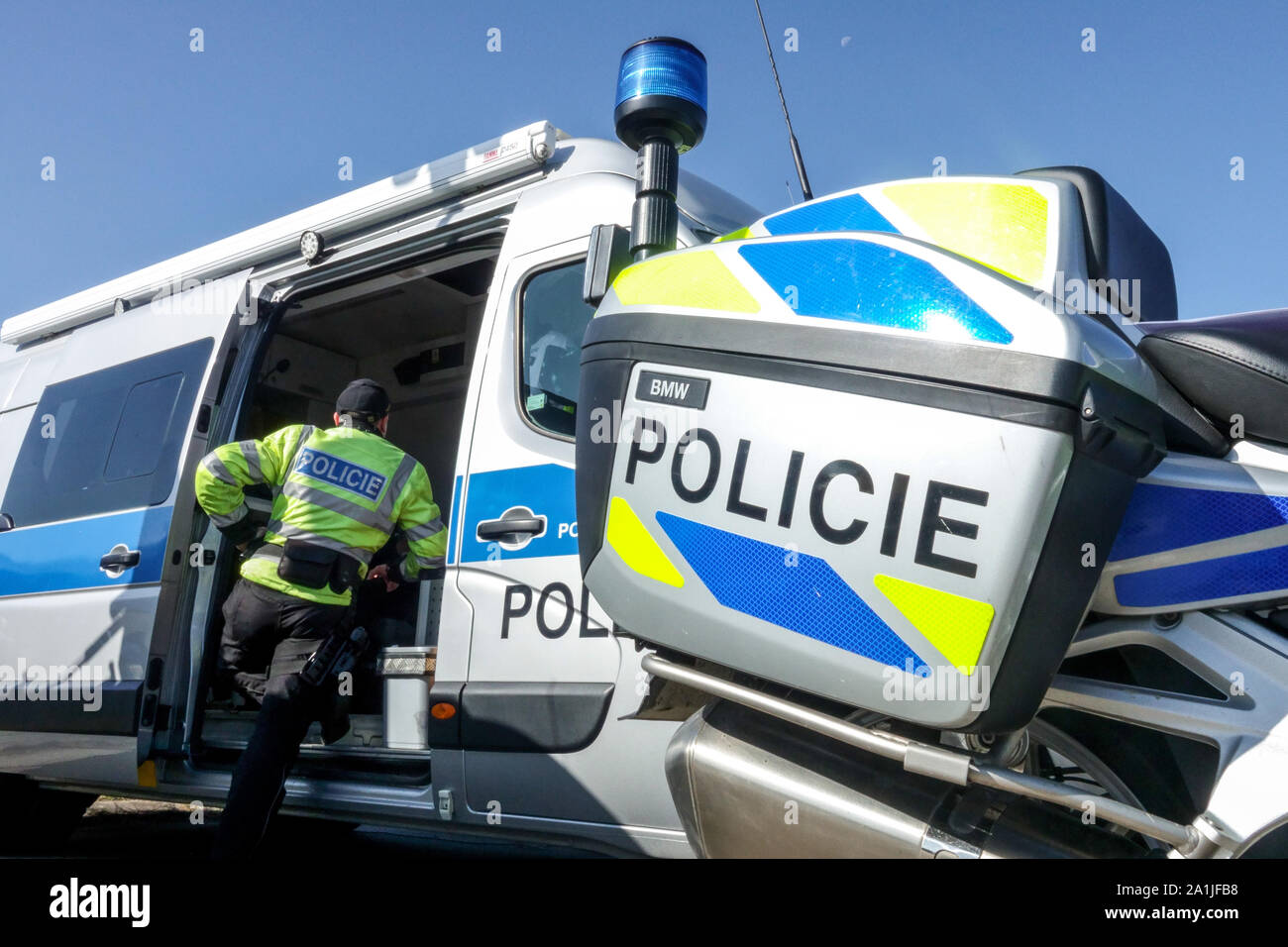 Police de la circulation tchèque détail moto et fourgon, inspection routière Mobile Office République tchèque Banque D'Images