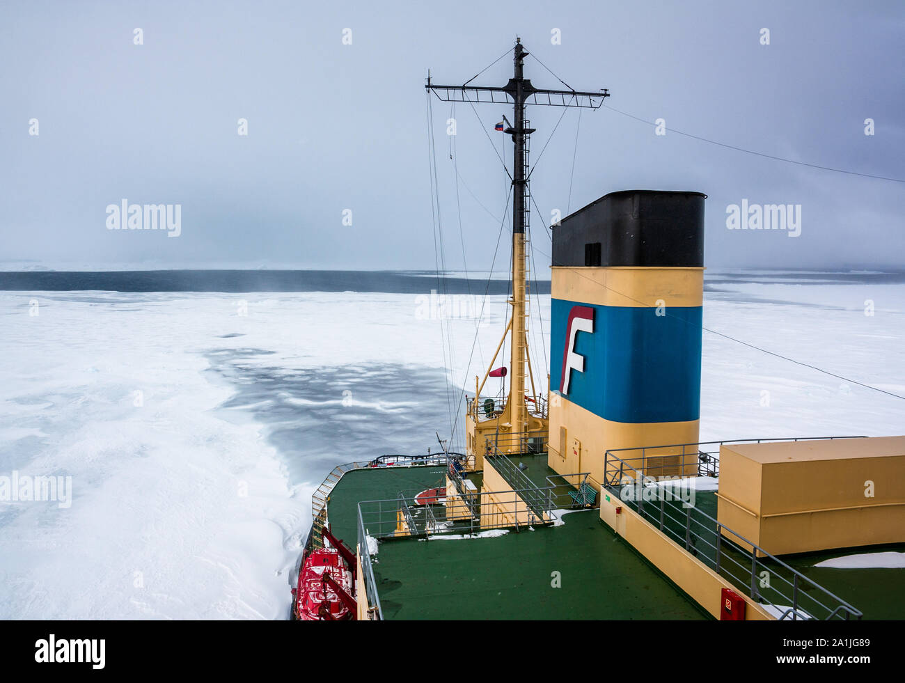 Brise-glace Kapitan Khlebnikov stationné dans la glace de mer à Snow Hill Island, mer de Weddell, l'Antarctique Banque D'Images