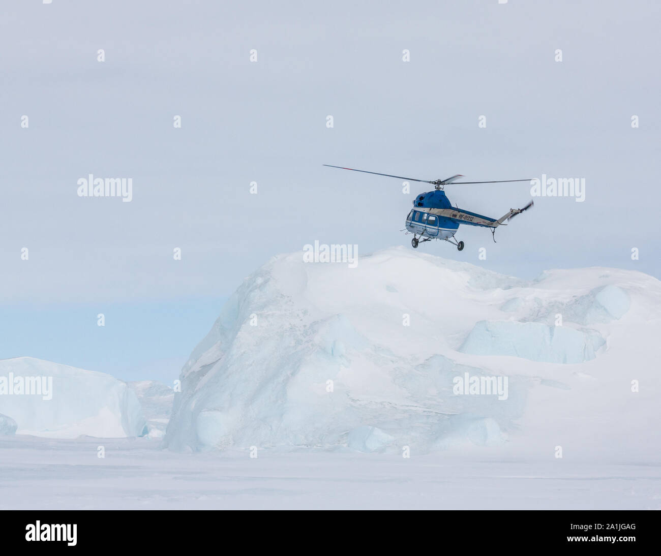 Expédition hélicoptère survolant icebergs piégés dans la glace de mer congelés vers le Snow Hill Island Rookery dans la mer de Weddell, l'Antarctique Banque D'Images