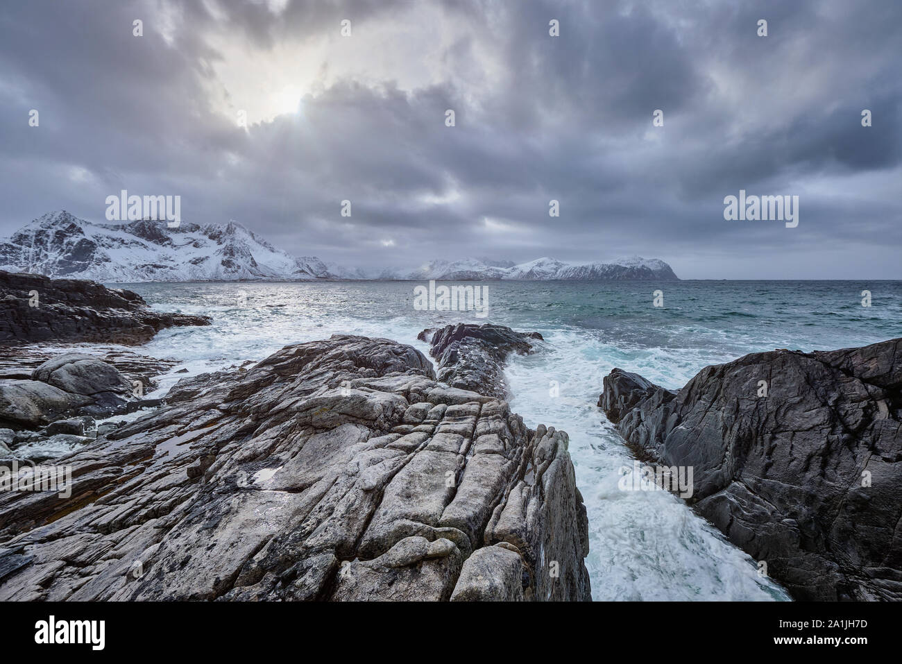 Mer de Norvège vagues sur côte rocheuse de îles Lofoten, Norvège Banque D'Images