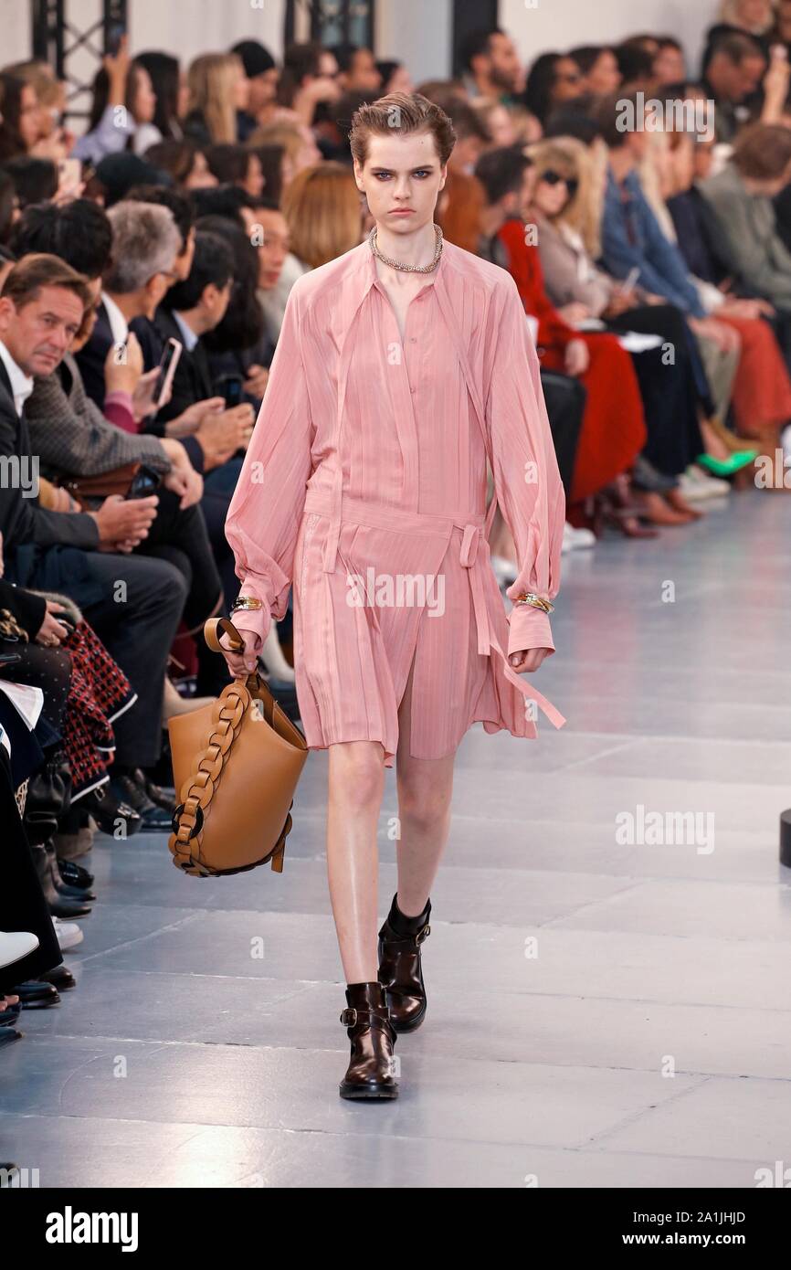 190927) -- Paris, le 27 septembre 2019 (Xinhua) -- Un modèle présente une  création de Chloé à sa collection printemps-été 2020 Prêt-à-porter femme  prêt-à-porter collection voir pendant la Fashion Week de Paris