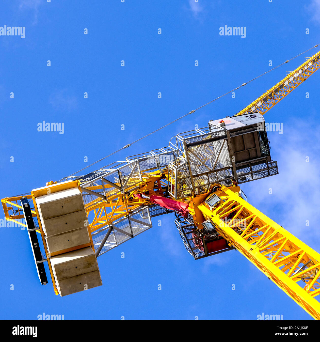 Une grue à tour jaune atteint le ciel sur un site de construction à Londres, Angleterre Banque D'Images