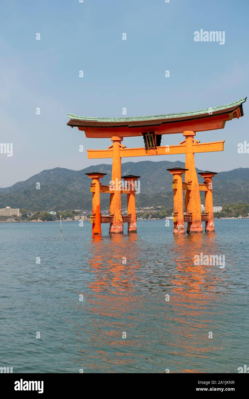 Torii flottant d'Itsukushima dans l'eau, Isukushima culte, l'île de Miyajima, Hiroshima, Japon Bay Banque D'Images