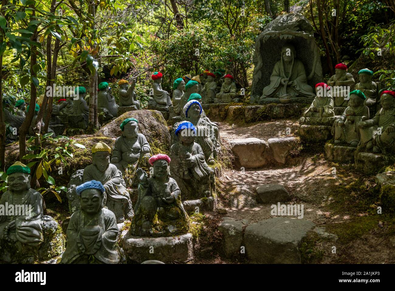 Statue de Bouddha avec capuchons colorés, daisho-in complexe, sur l'île d'Itsukushima, Miyajima, Hiroshima, Japon Bay Banque D'Images