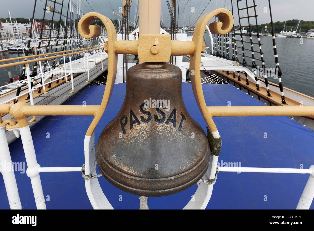 Cloche du navire des quatre-mâts barque Passat, voilier de 1911, Priwall, Lubeck-Travemunde, Lubeck Bay, mer Baltique, Schleswig-Holstein, Allemagne Banque D'Images