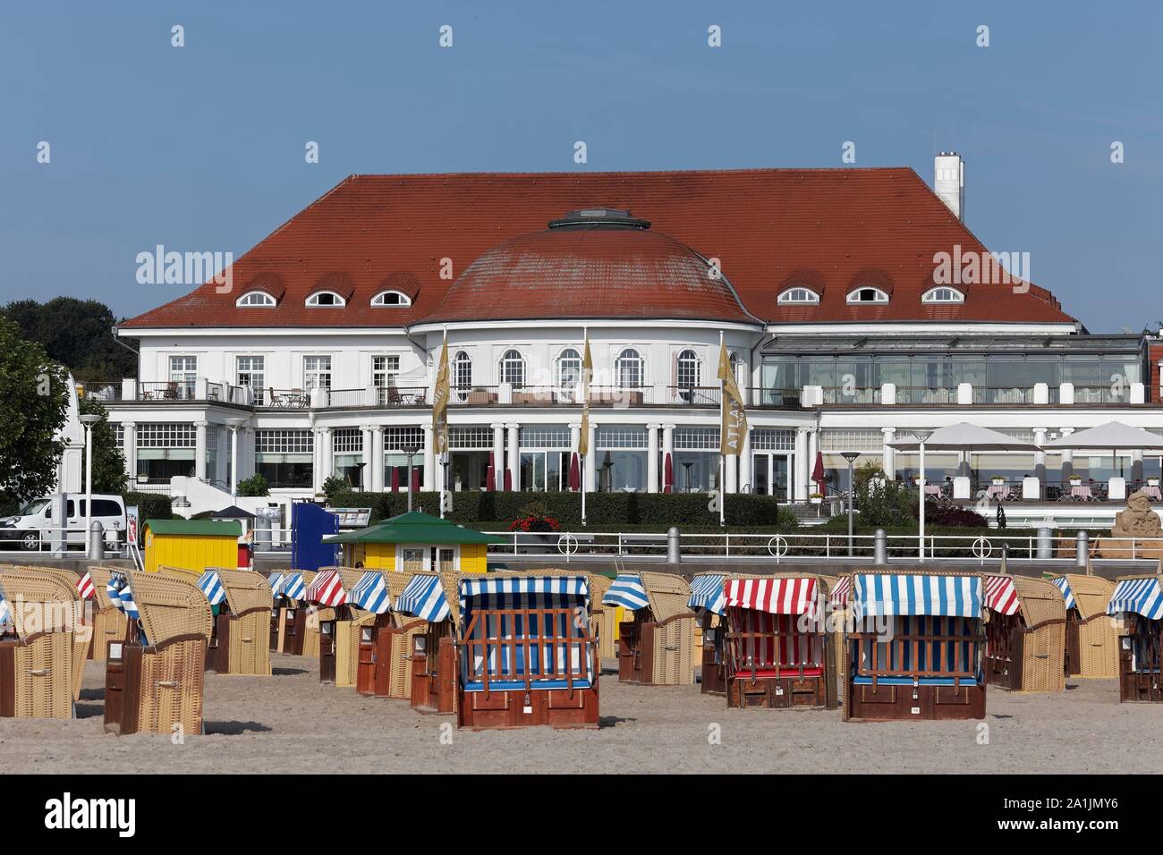 Plage avec Atlantic Grand Hotel Travemunde, ancien Casino Travemunde, Lubeck-Travemunde, Lubeck Bay, mer Baltique, Schleswig-Holstein, Allemagne Banque D'Images