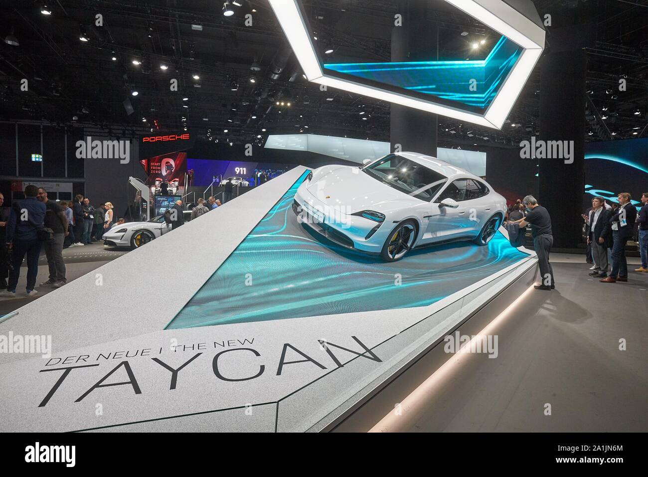 Porsche présente la voiture de sport électrique Taycan à l'IAA, Francfort, Allemagne Banque D'Images