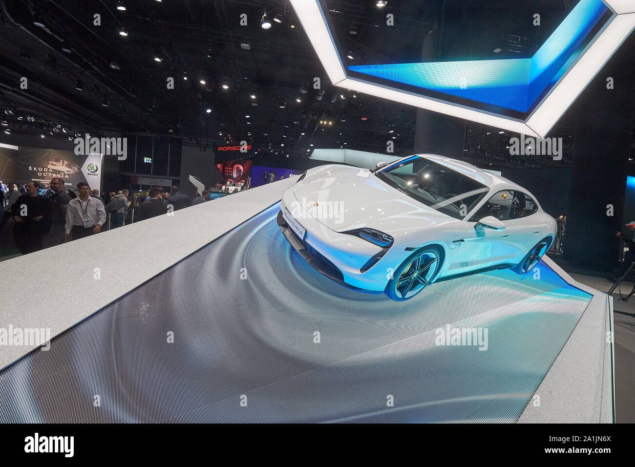 Porsche présente la voiture de sport électrique Taycan à l'IAA, Francfort, Allemagne Banque D'Images