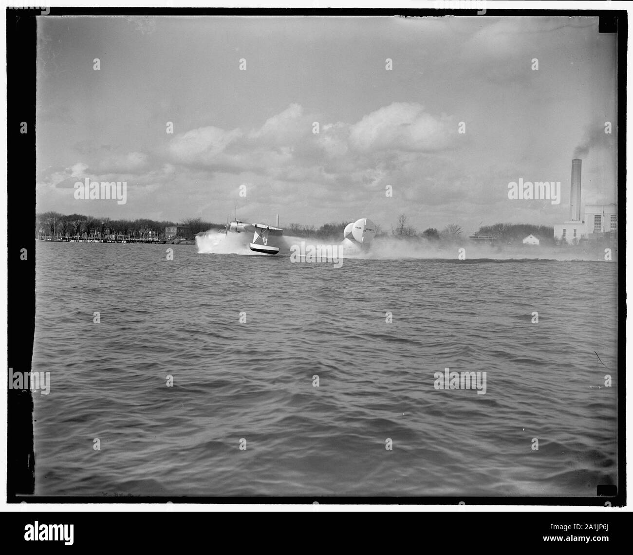 La nouvelle marine longe portée bomber est créé. Washington, D.C., le 8 novembre. La Marine américaine de neuf millions de dollars longe portée bomber est entraînée vers le bas le Potomac aujourd'hui sur une queue spin. L'avion, qui a été inspecté par le président Roosevelt, arrivé récemment à la Naval Air Station ici après un vol sans escale à partir de la côte du Pacifique, 11/8/38 Banque D'Images