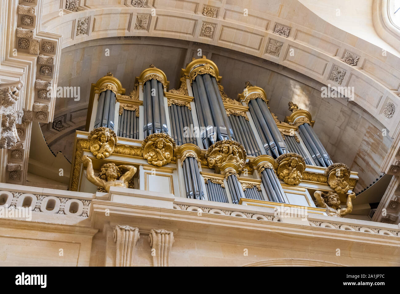 Vue rapprochée de l'impressionnant orgue dans la Cathédrale de Saint-Louis des Invalides, à la cathédrale de la complexe des Invalides à Paris, France. Banque D'Images