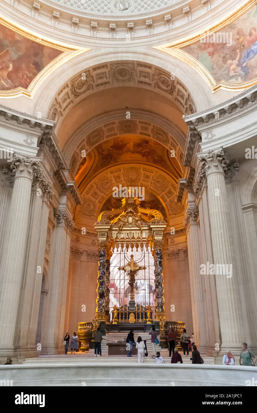 Les visiteurs d'admirer le magnifique retable doré du Dôme des Invalides avec le mur de verre qui sépare la chapelle de la Cathédrale Saint-Louis de... Banque D'Images