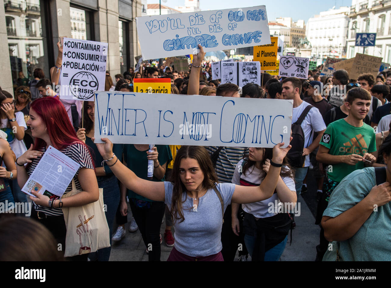 Madrid, Espagne. 27 Septembre, 2019. Les élèves avec des pancartes pour protester, lors d'une manifestation à une journée de grève du climat. Credit : Marcos del Mazo/Alamy Live News Banque D'Images