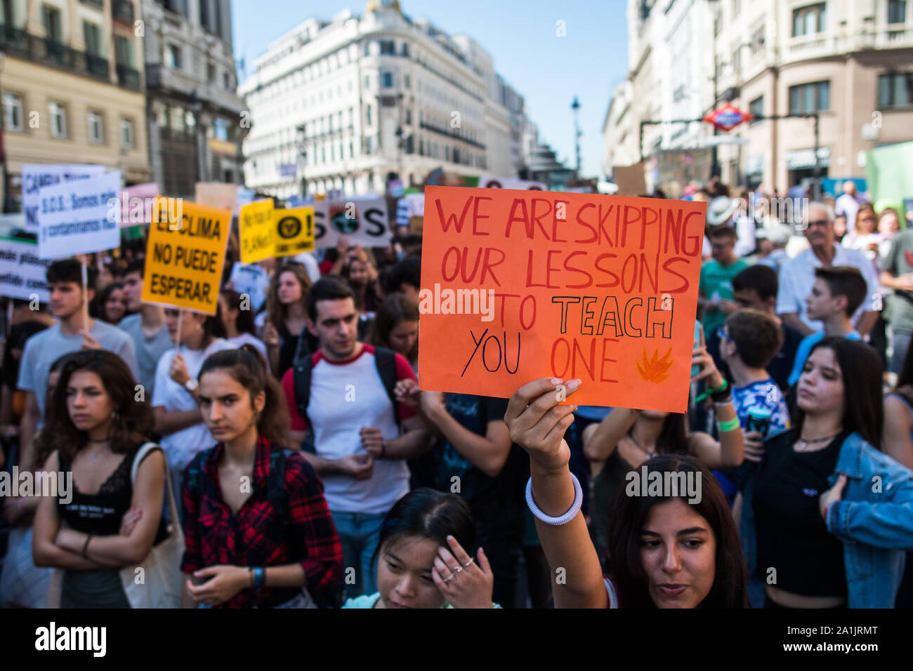 Madrid, Espagne. 27 Septembre, 2019. Les élèves avec des pancartes pour protester, lors d'une manifestation à une journée de grève climatique politiques environnementales exigeantes. Credit : Marcos del Mazo/Alamy Live News Banque D'Images