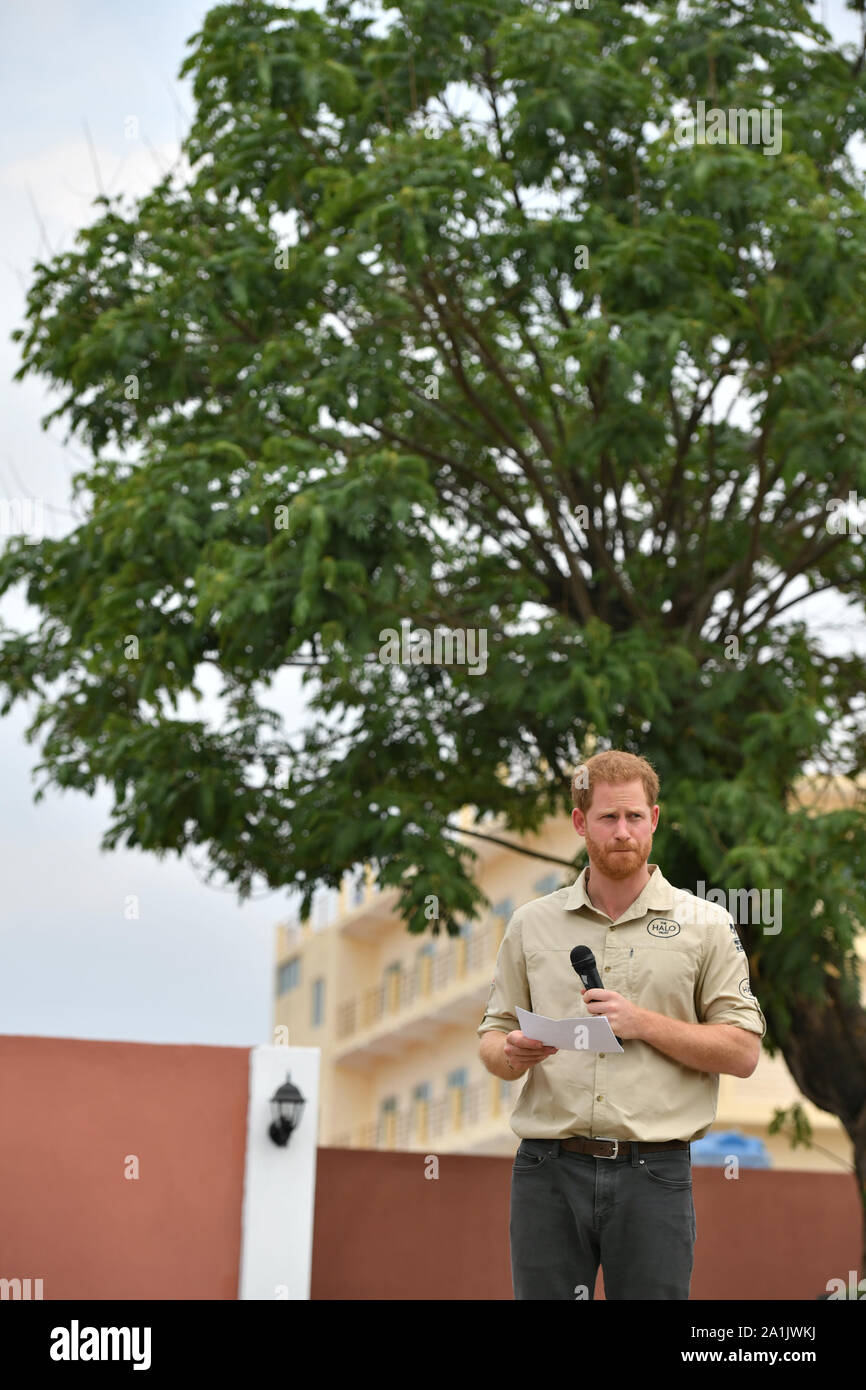 Le duc de Sussex, prononce un discours devant l'arbre Diana à Huambo, Angola, sur cinq jours de la tournée royale de l'Afrique. Le duc est en visite dans le champ de mines où feu sa mère, la princesse de Galles, a été photographié en 1997, qui est maintenant une rue animée avec des écoles, magasins et maisons. Banque D'Images