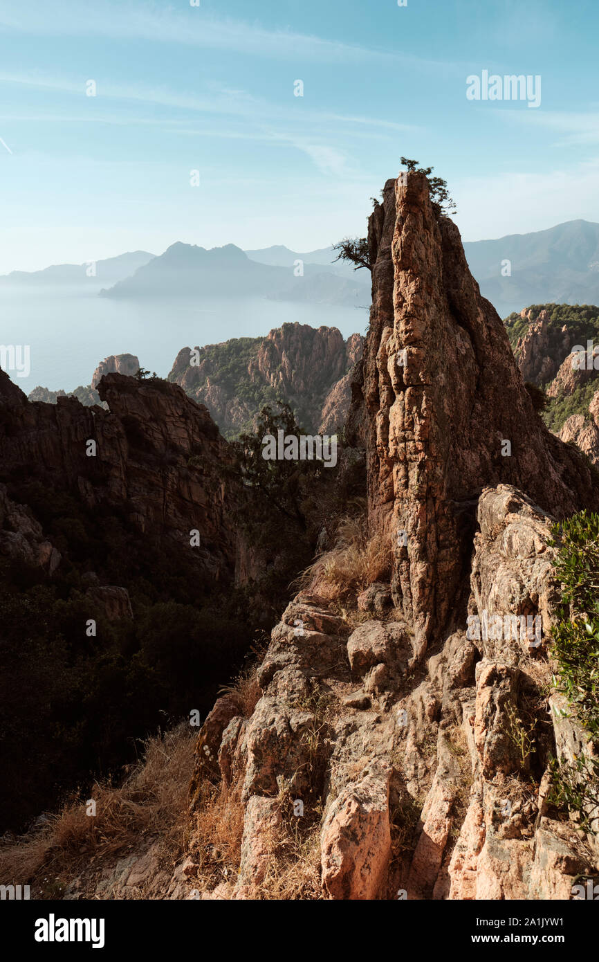 Les formations rocheuses en forme de granit rouge paysage du site du patrimoine mondial de l'Unesco des Calanche de Piana / Calanques de Piana / Golfe de Porto Corse Banque D'Images
