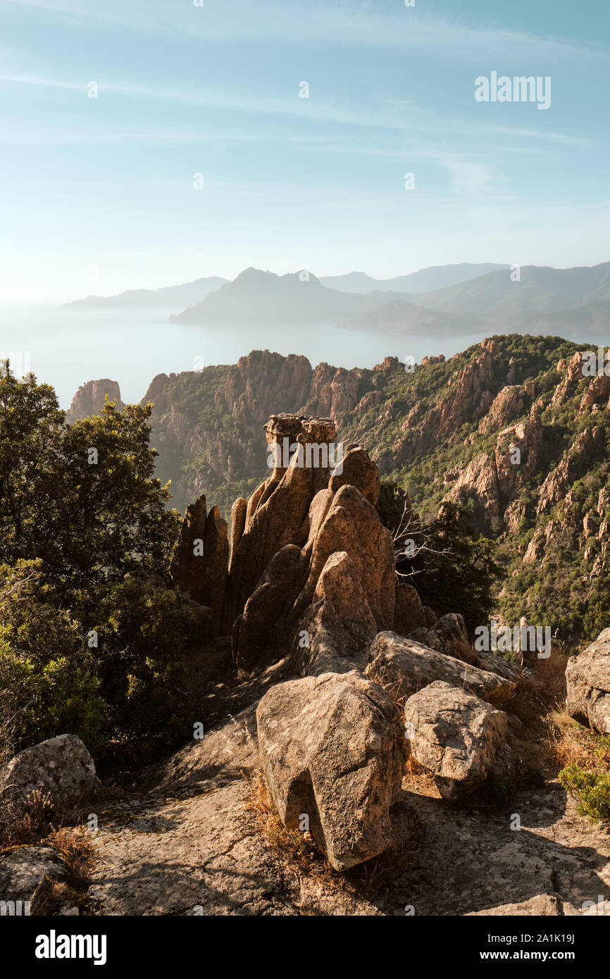 Les formations rocheuses en forme de granit rouge paysage du site du patrimoine mondial de l'Unesco des Calanche de Piana / Calanques de Piana / Golfe de Porto Corse Banque D'Images