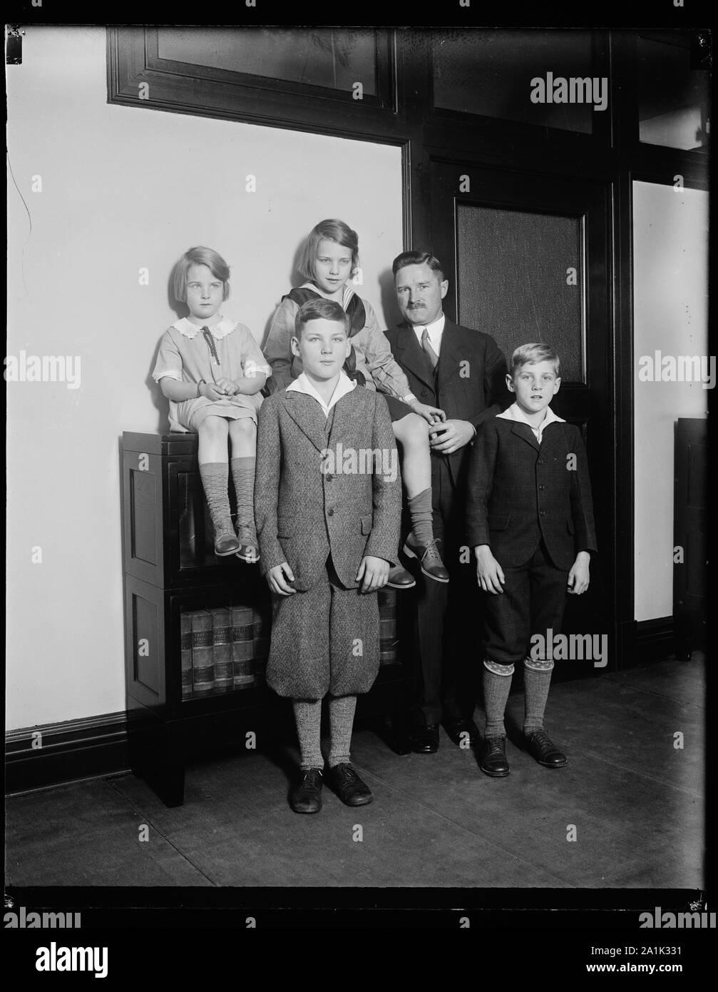 Nouveau sous-procureur général. G.A. Youngquist, nouveau sous-procureur général et de ses jeunes, faite peu de temps après qu'il a prêté serment aujourd'hui. De gauche à droite : Scharlie Ann, 5, et Margaret, 11 (Séance). L'article : Jack, 9, et Bob, 15 Banque D'Images