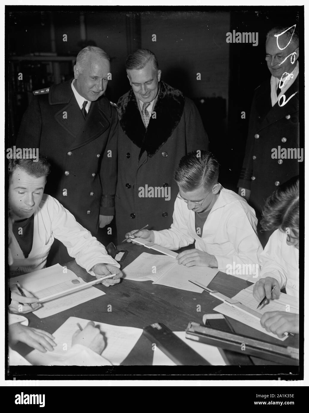 Nouveau Secrétaire adjoint de la marine des pays Première visite officielle à l'Académie Navale. Annapolis, Md, Secrétaire adjoint de la Marine Charles Edison a effectué sa première visite officielle à l'académie navale des Etats-Unis aujourd'hui. Il est illustré avec le contre-amiral David F. vendeurs, Commandant de l'Académie, alors qu'ils voyaient les membres de la quatrième classe engagés dans le dessin mécanique Banque D'Images