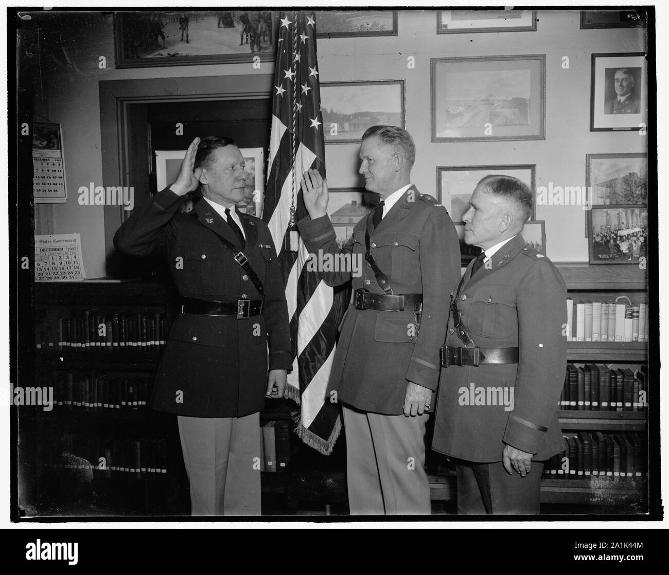 Nouveau chef des aumôniers prête serment. Washington, D.C., le 23 décembre. Pour la première fois dans l'histoire de l'armée un prêtre catholique a été intronisé dans ses fonctions de chef d'aumôniers américains. Il est le Colonel William R. Arnold (centre) et n'est montré avoir prêté serment comme administré par le général Allen W. Gullion, Juge-avocat général. Sur la droite est aumônier Alva J. Brasted, que le colonel Arnold réussit, 23/12/37 Banque D'Images