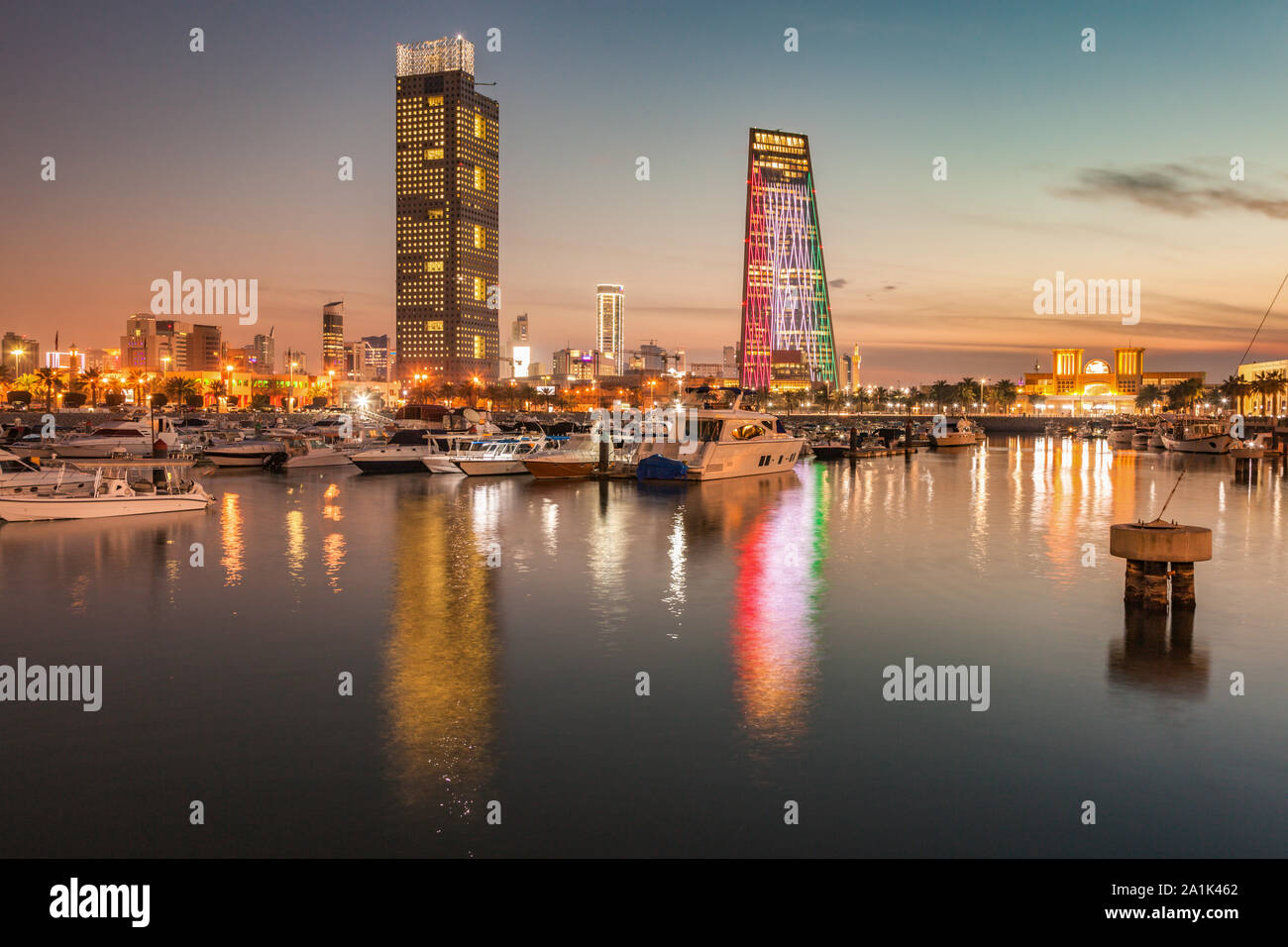 Des toits de la ville de Koweït au soir. La ville de Koweït, Koweït. Banque D'Images