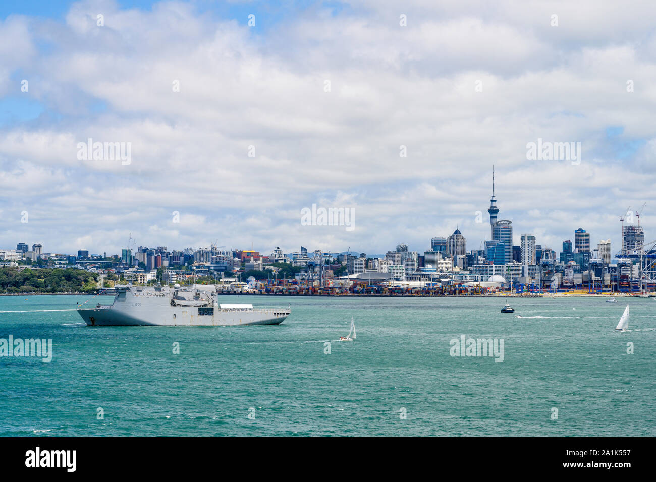 Vue sur Auckland, Nouvelle-Zélande, à partir d'un navire entrant dans le port. Rôle de navire de la Marine néo-zélandais HMNZS Canterbury se trouve à gauche. Banque D'Images