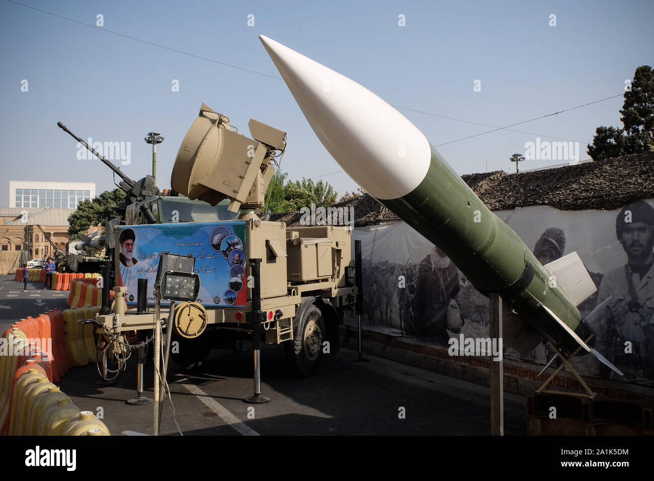 Téhéran, Iran. 26 Sep, 2019. Un Taer-2 est vu lors d'une exposition de rue par l'Iran garde révolutionnaire de célébrer la Semaine de la Défense 'Holy' marquant le 39e anniversaire du début de la guerre Iran-Irak, 1980-1988 à l'Baharestan Square à Téhéran, Iran. Les tensions entre l'Iran et nous passe, le président iranien Hassan Rohani a déclaré dans son discours à la 74e session de l'Assemblée générale des Nations Unies à New York que l'Iran refuse de négocier avec les États-Unis sous pression et sanctions. Credit : Rouzbeh Fouladi/ZUMA/Alamy Fil Live News Banque D'Images
