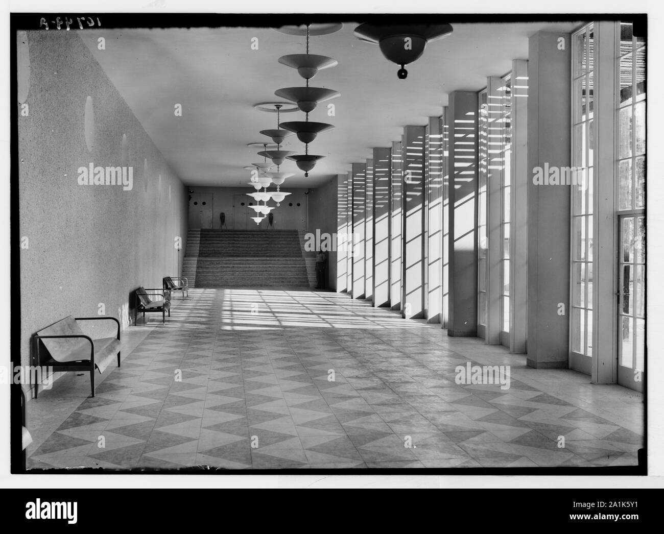 Nouveau centre médical universitaire Hadassah, Jérusalem (Scopus). Hall principal menant au général ascenseurs vu en arrière-plan. Avec la lumière du soleil Banque D'Images