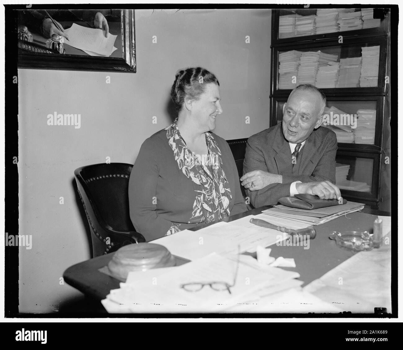 Nouvelle maison présidents de commission. Washington, D.C., le 21 juin. Rempl. Mary T. Norton (à gauche) du New Jersey a réussi la fin Rempl. William P. Connery, Jr., en tant que président du comité du travail, avec Rempl. Vincent L. Palmisano, (à droite) du Maryland, le déplacement jusqu'à la présidence de la Chambre, le Comité de district d'être relinguished post Rép. par Norton. Le Président du Comité de district est habituellement donné le titre officieux de maire de Washington, 21/06/37 Banque D'Images