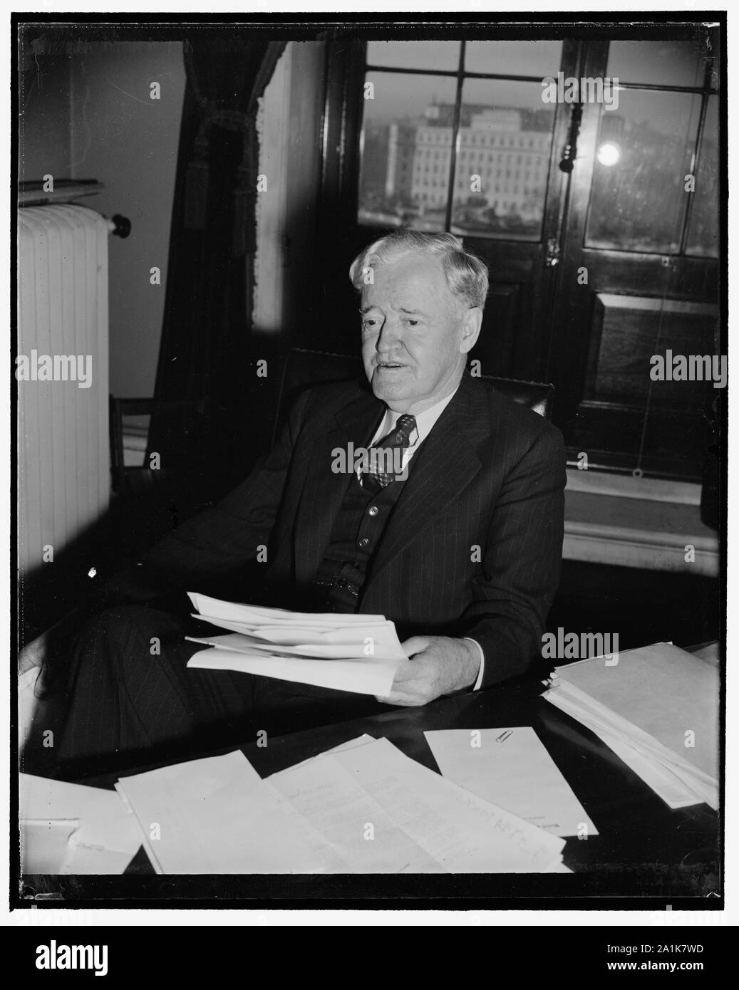 Nouveau Sénateur républicain affirme son indépendance. Washington, D.C., le 28 décembre. Le sénateur Clyde M. Reed, le sénateur républicain du Kansas, élu est venu à Washington pour la prochaine session du Congrès et tout de suite, a précisé qu'il était ici en tant que "libre et indépendant" le sénateur et l'intention de voter toutes les questions sur son propre jugement. Il a aussi fait comprendre qu'il lutterait contre les programmes de dépenses du New Deal, 28/12/38 Banque D'Images