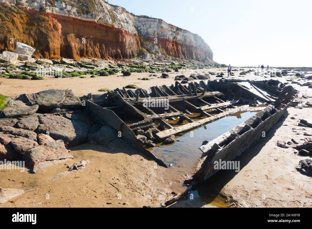 L'épave du chalutier à vapeur Sheraton sous la rouge et blanc cliffs à Hunstanton, Norfolk, démoli en 1947 après avoir vu l'action dans les deux guerres mondiales Banque D'Images