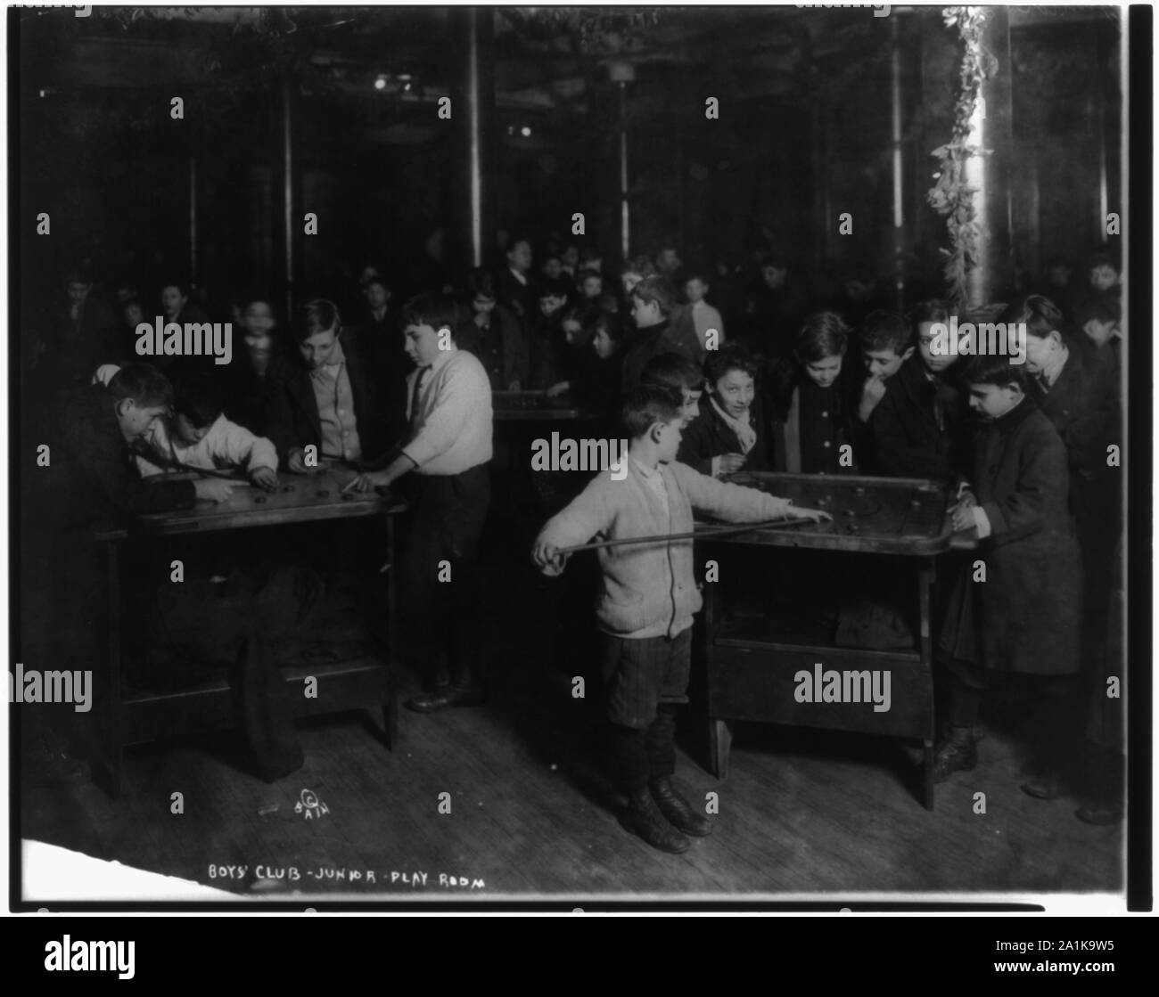 New York City - scènes dans Boys Club centre de loisirs : la lecture de caramboles en salle de jeu junior Banque D'Images