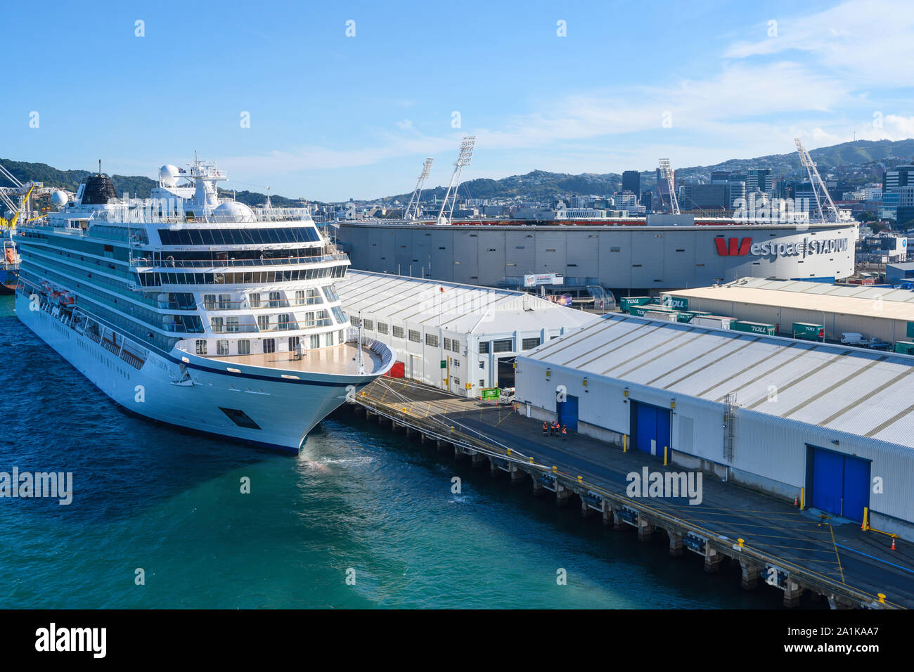 Croisières Viking Viking navire 'Orion'(2018), accosté à Wellington, Nouvelle-Zélande, près de la Westpac Stadium (1999). Banque D'Images