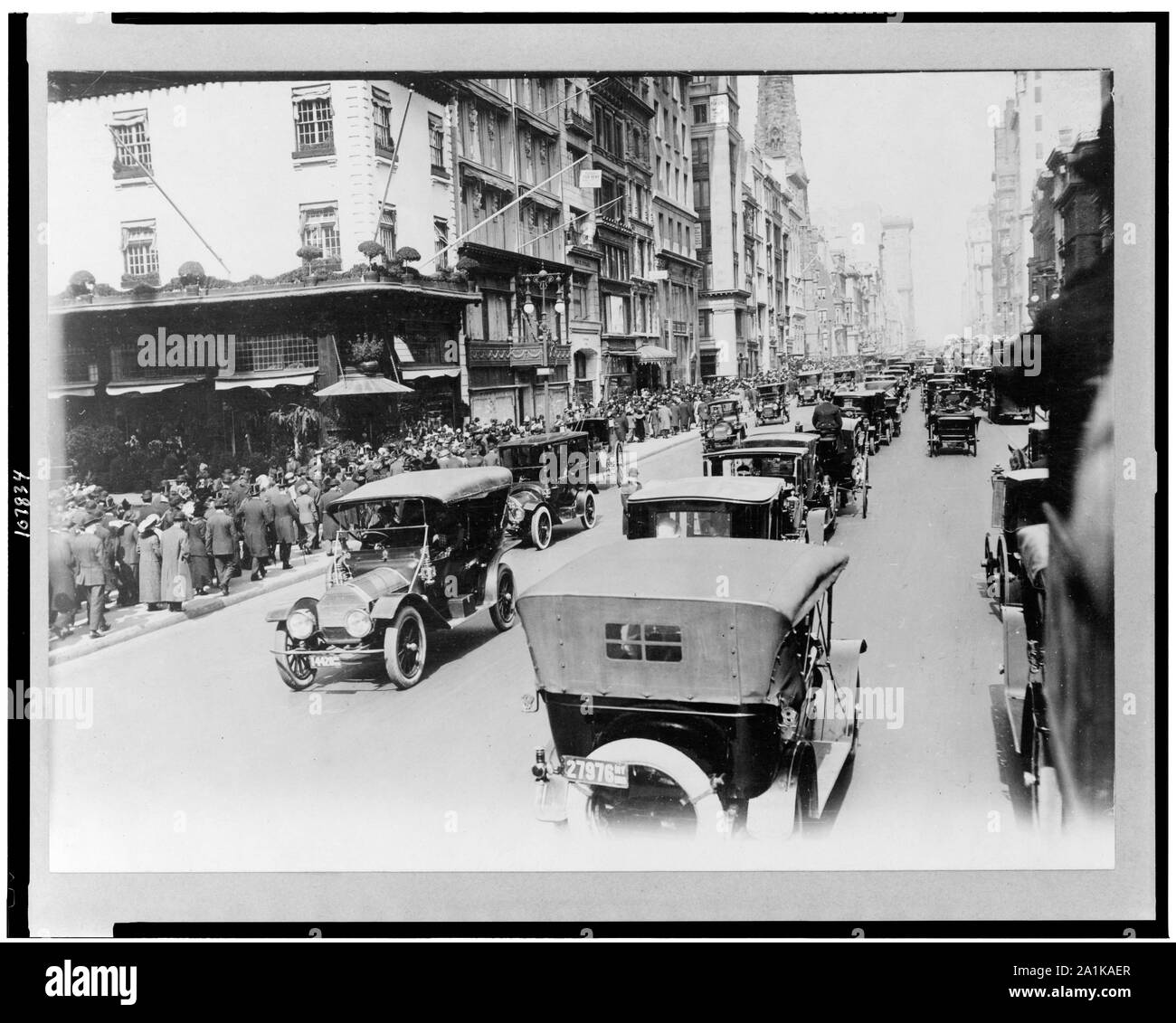 New York City, scènes de rue - Pâques sur la 5e Avenue Banque D'Images
