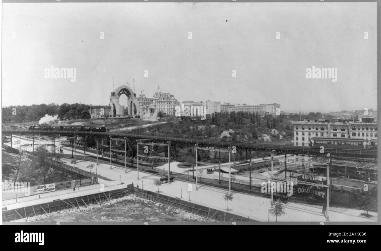 New York City : Morningside Park et Cathedral Heights, montrant la construction de cathédrale de St John the Divine ; train surélevé dans fg. Banque D'Images