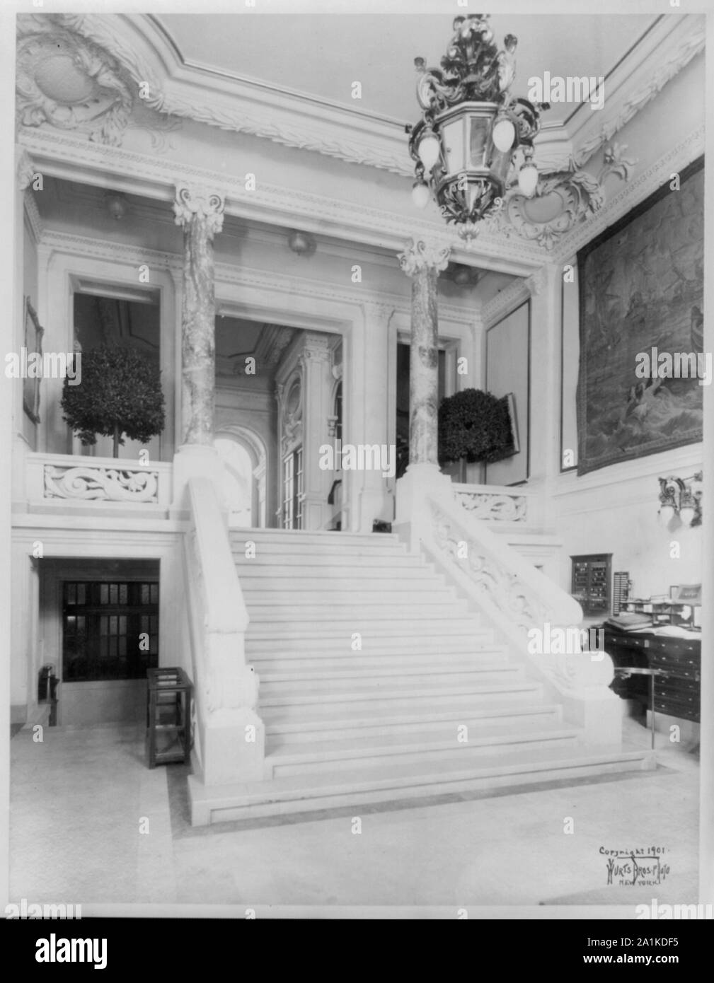 New York Yacht Club : [le principal couloir avec escalier de marbre] Banque D'Images