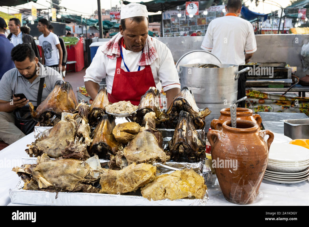 La tête de mouton cuit à la vente à un décrochage de l'alimentation à la place Jemaa el-Fna, Marrakech, Maroc, Afrique du Nord Banque D'Images