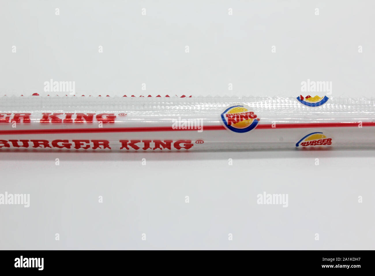 Paille en plastique enveloppé de cellophane de Burger King hamburger de la  chaîne de fast-food, isolé sur fond blanc, close-up Photo Stock - Alamy