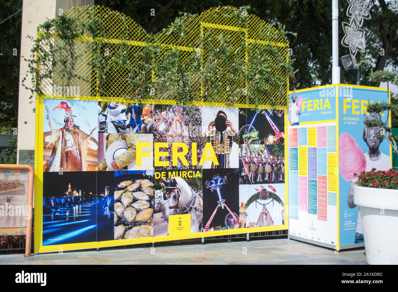 La signalisation pour la Feria dans la ville de Murcie, Espagne Banque D'Images