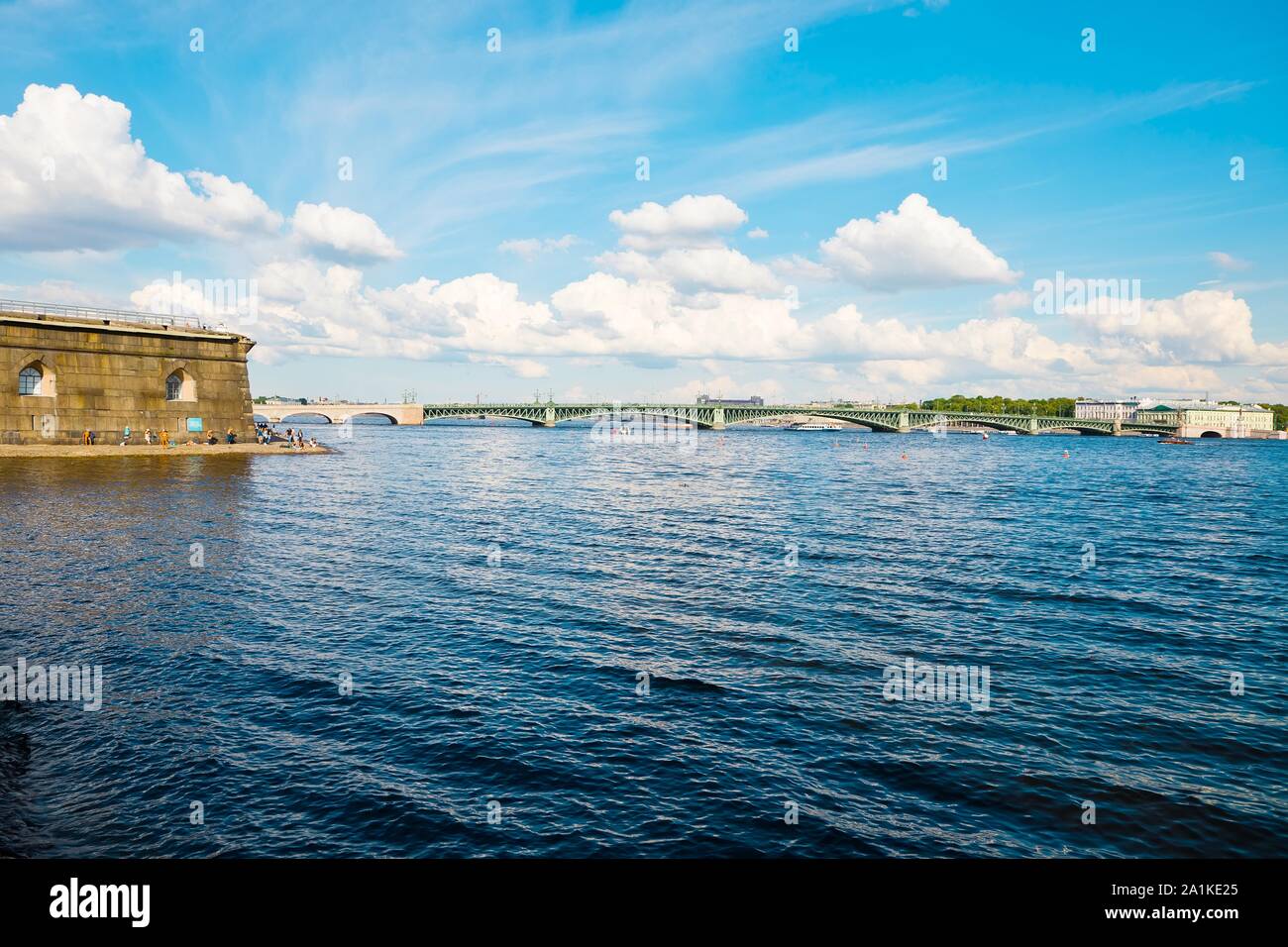 Saint-pétersbourg, Russie - le 7 juillet 2019 : vue sur Trinity Bridge - Pont Troitsky - Île de Lièvre Banque D'Images