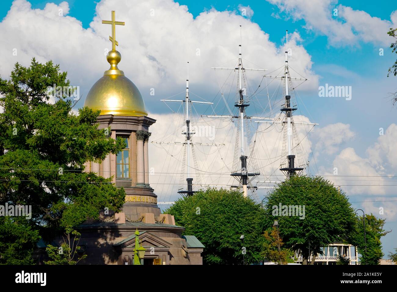 Saint-pétersbourg, Russie - le 7 juillet 2019 : tour de l'église d'or et de mâts de navire sur un ciel nuageux d'été Banque D'Images