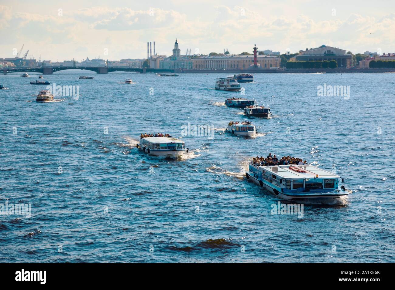 Saint-pétersbourg, Russie - le 7 juillet 2019 : le trafic de bateaux de tourisme sur la rivière Neva Banque D'Images
